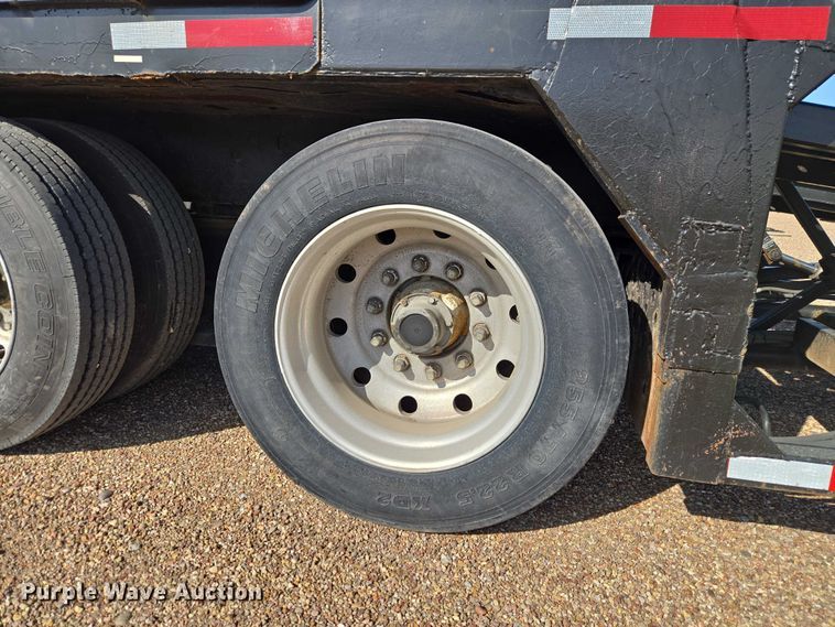 image for item ET5164 2019 Freightliner Cascadia semi truck with car carrier