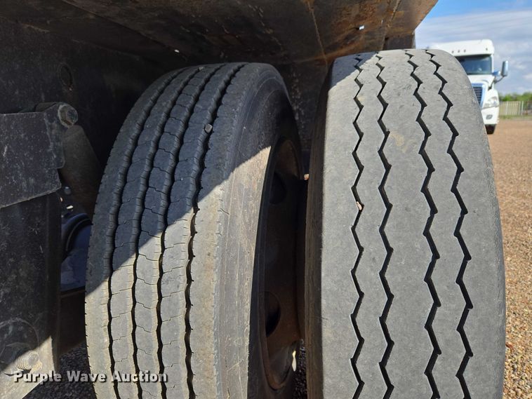 image for item ET5164 2019 Freightliner Cascadia semi truck with car carrier