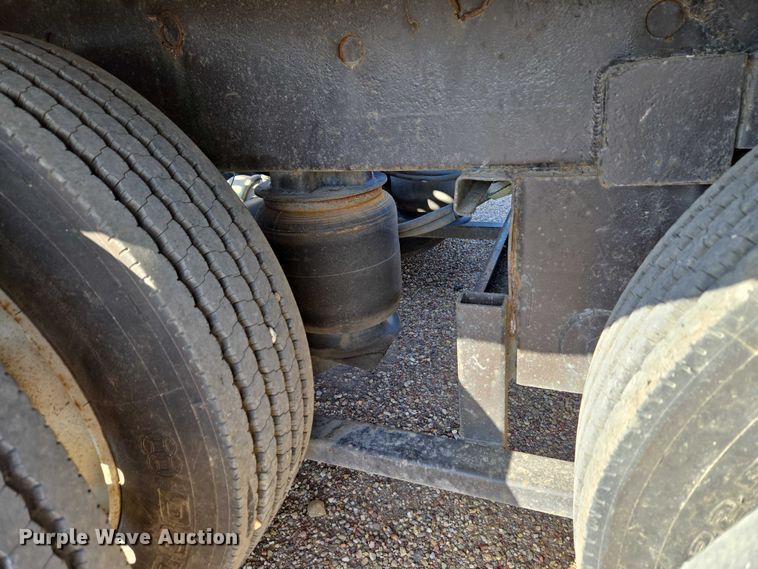 image for item ET5164 2019 Freightliner Cascadia semi truck with car carrier