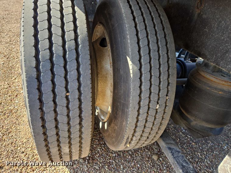 image for item ET5164 2019 Freightliner Cascadia semi truck with car carrier