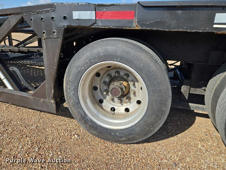 image for item ET5164 2019 Freightliner Cascadia semi truck with car carrier