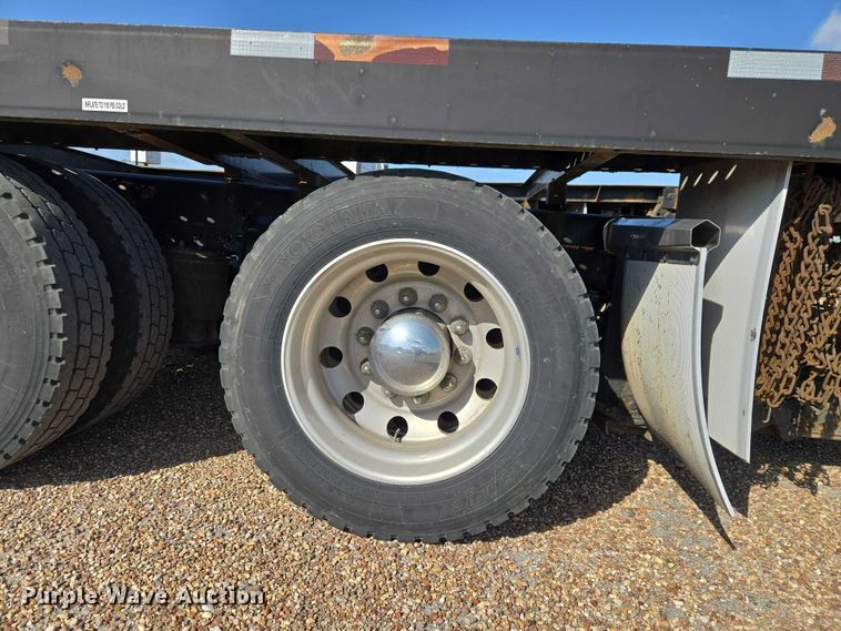 image for item ET5164 2019 Freightliner Cascadia semi truck with car carrier