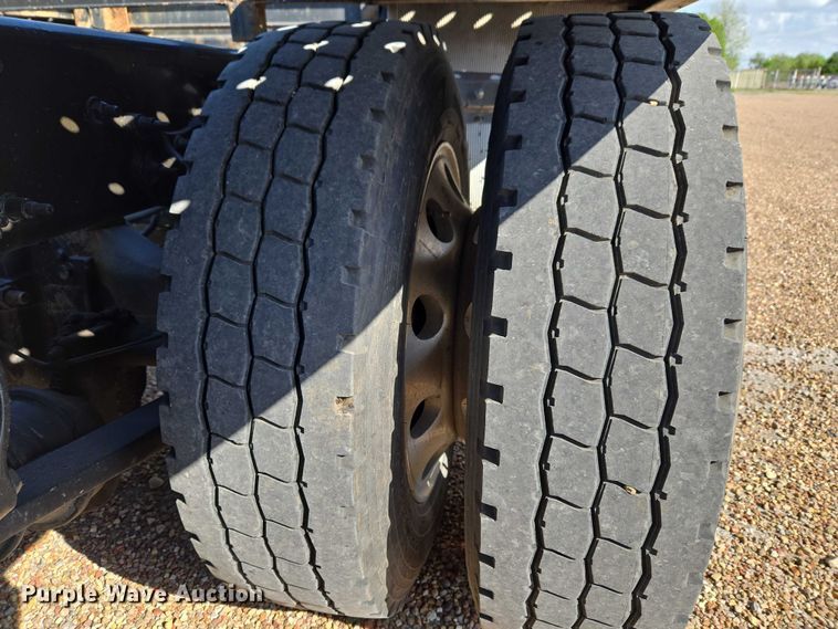 image for item ET5164 2019 Freightliner Cascadia semi truck with car carrier