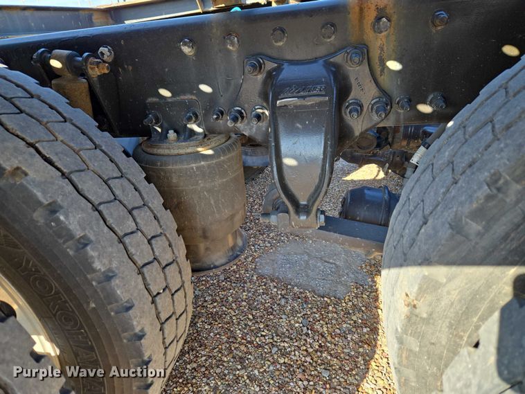 image for item ET5164 2019 Freightliner Cascadia semi truck with car carrier