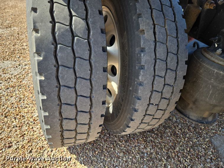 image for item ET5164 2019 Freightliner Cascadia semi truck with car carrier