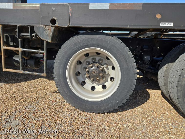 image for item ET5164 2019 Freightliner Cascadia semi truck with car carrier