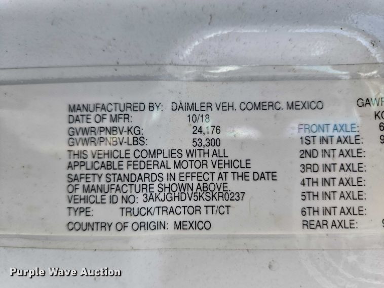 image for item ET5164 2019 Freightliner Cascadia semi truck with car carrier