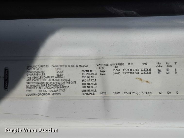 image for item ET5164 2019 Freightliner Cascadia semi truck with car carrier