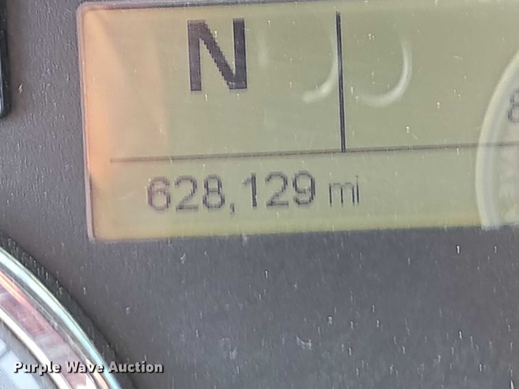 image for item ET5164 2019 Freightliner Cascadia semi truck with car carrier