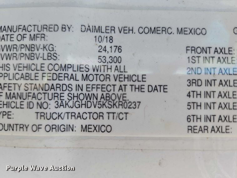 image for item ET5164 2019 Freightliner Cascadia semi truck with car carrier