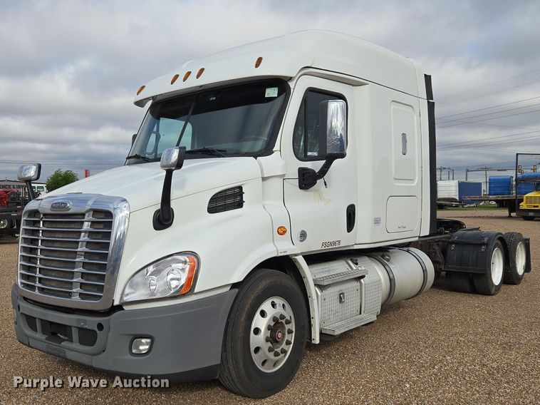 image for item ET5165 2015 Freightliner Cascadia semi truck