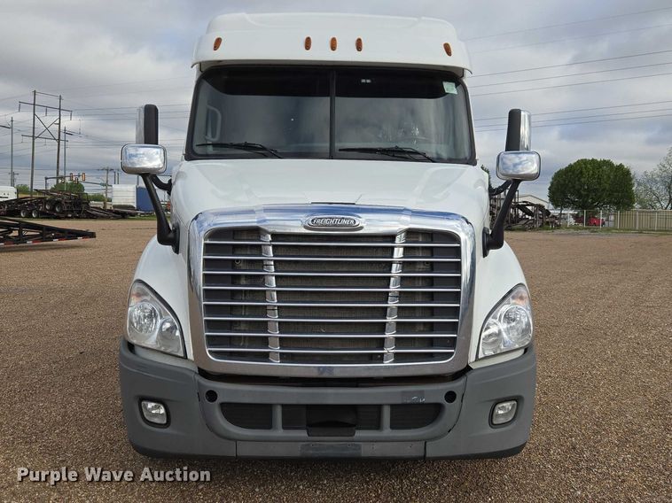 image for item ET5165 2015 Freightliner Cascadia semi truck