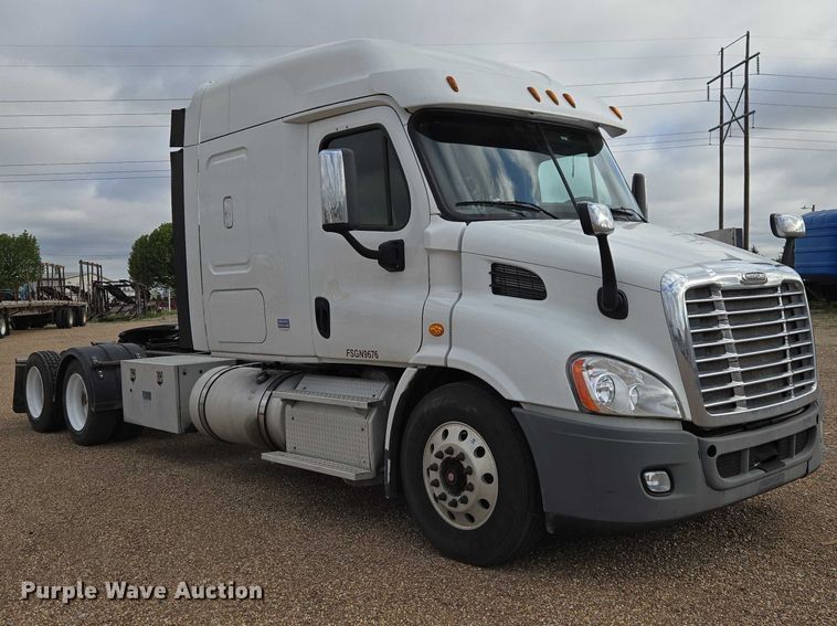 image for item ET5165 2015 Freightliner Cascadia semi truck