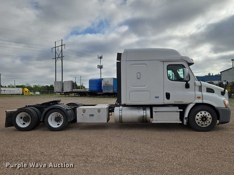 image for item ET5165 2015 Freightliner Cascadia semi truck