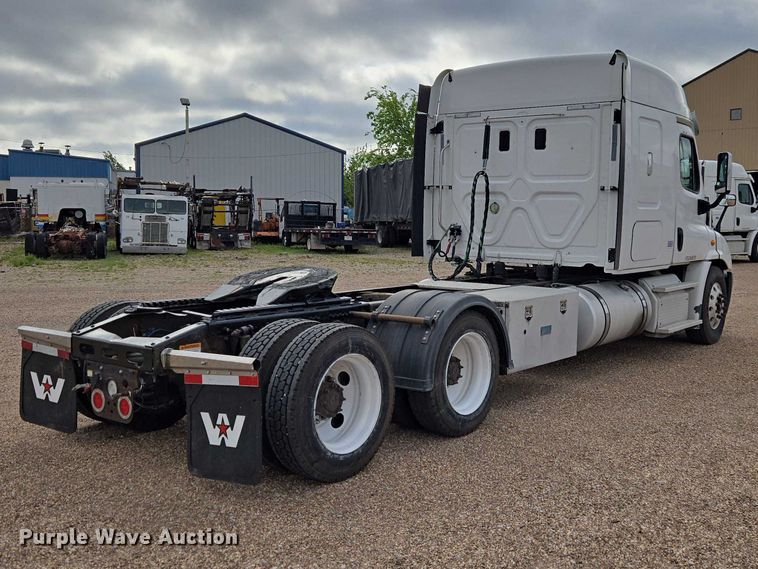 image for item ET5165 2015 Freightliner Cascadia semi truck