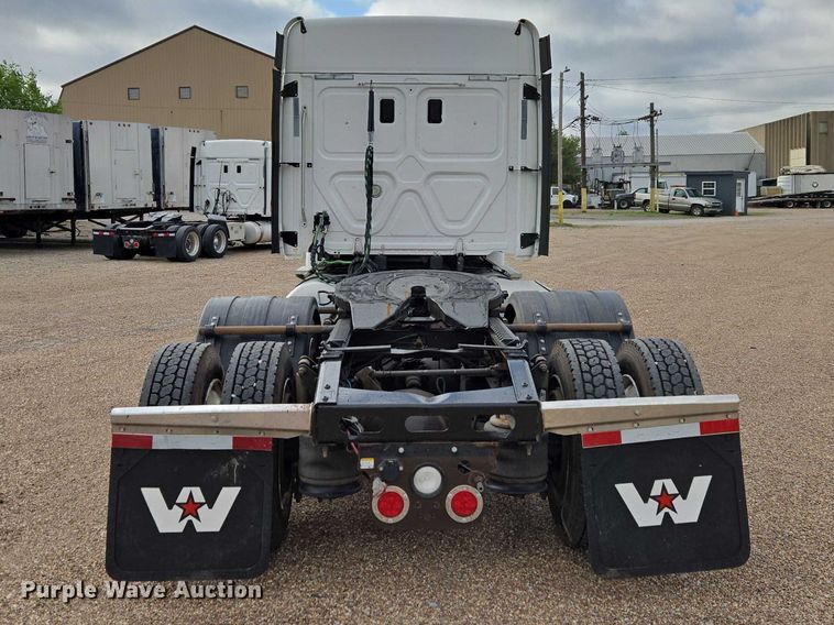 image for item ET5165 2015 Freightliner Cascadia semi truck