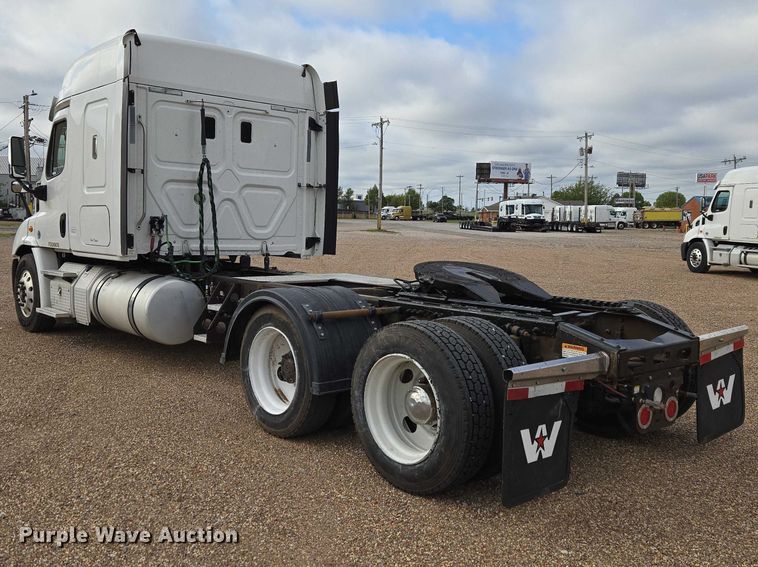 image for item ET5165 2015 Freightliner Cascadia semi truck