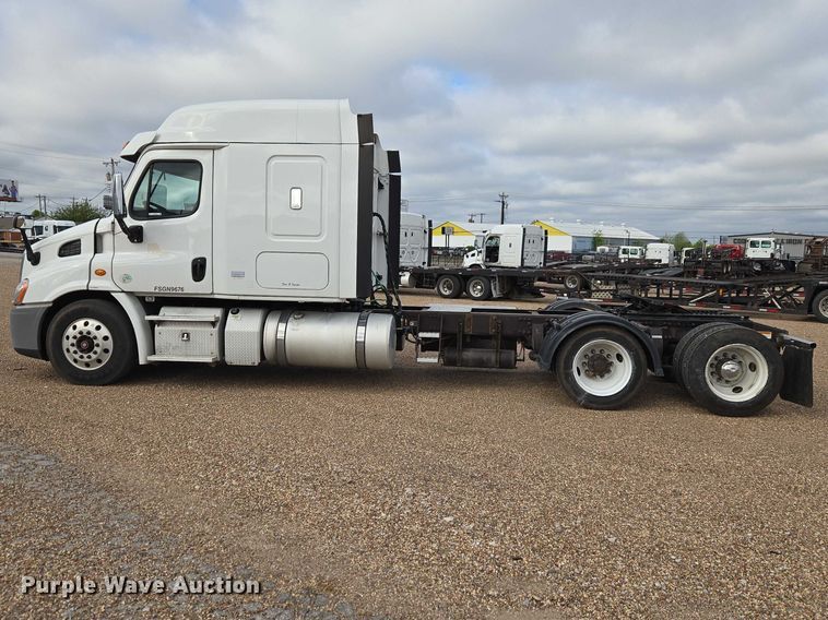 image for item ET5165 2015 Freightliner Cascadia semi truck