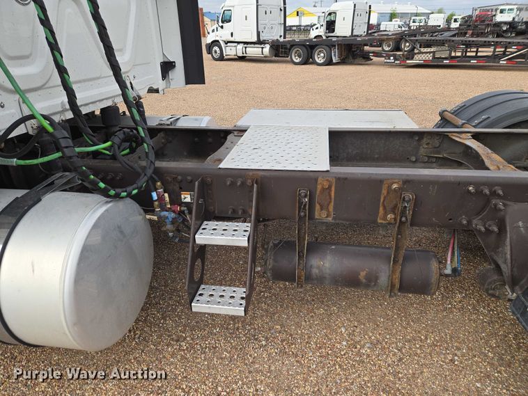 image for item ET5165 2015 Freightliner Cascadia semi truck