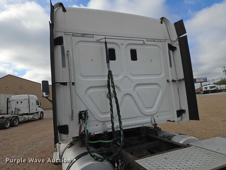 image for item ET5165 2015 Freightliner Cascadia semi truck