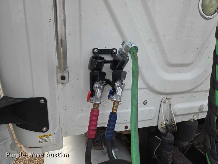 image for item ET5165 2015 Freightliner Cascadia semi truck