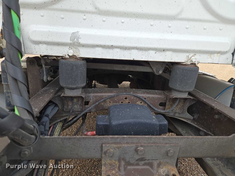 image for item ET5165 2015 Freightliner Cascadia semi truck