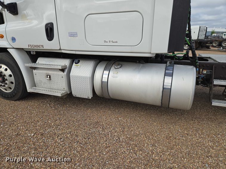 image for item ET5165 2015 Freightliner Cascadia semi truck