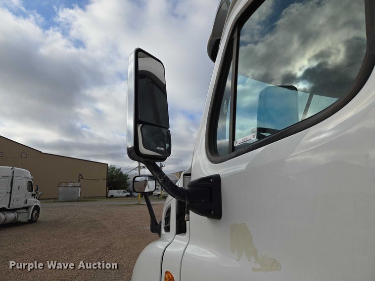 image for item ET5165 2015 Freightliner Cascadia semi truck