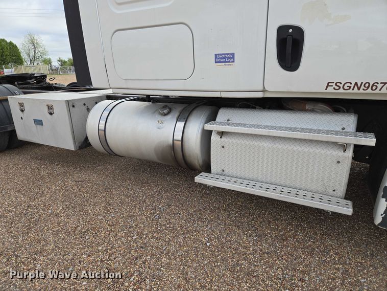 image for item ET5165 2015 Freightliner Cascadia semi truck