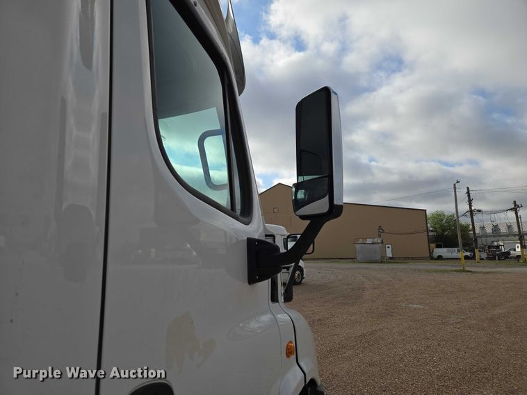 image for item ET5165 2015 Freightliner Cascadia semi truck