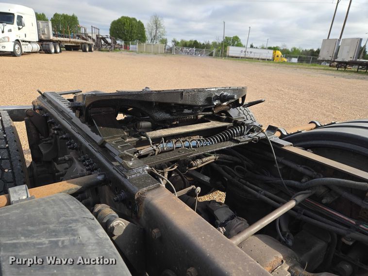 image for item ET5165 2015 Freightliner Cascadia semi truck