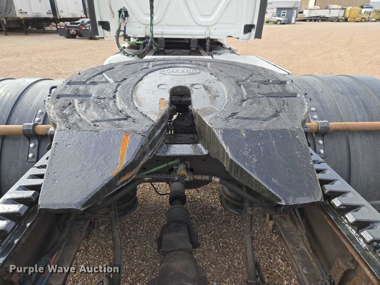 image for item ET5165 2015 Freightliner Cascadia semi truck