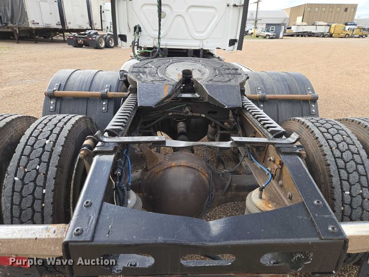 image for item ET5165 2015 Freightliner Cascadia semi truck