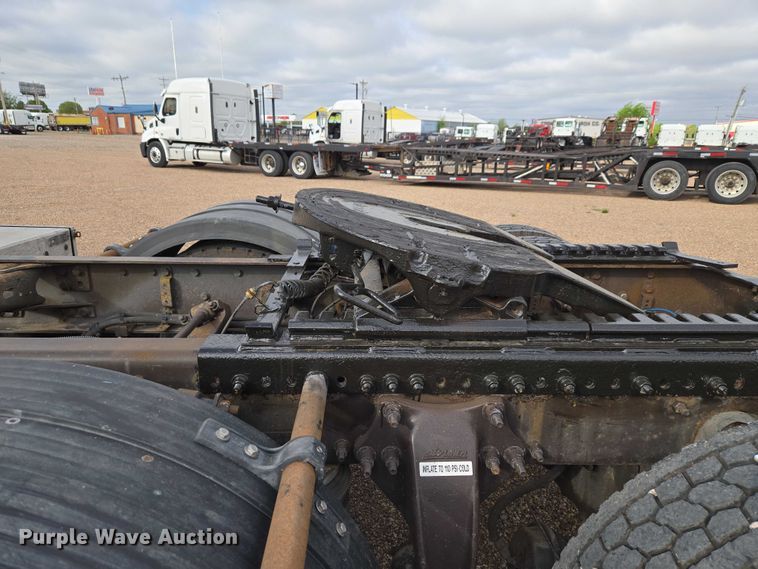 image for item ET5165 2015 Freightliner Cascadia semi truck