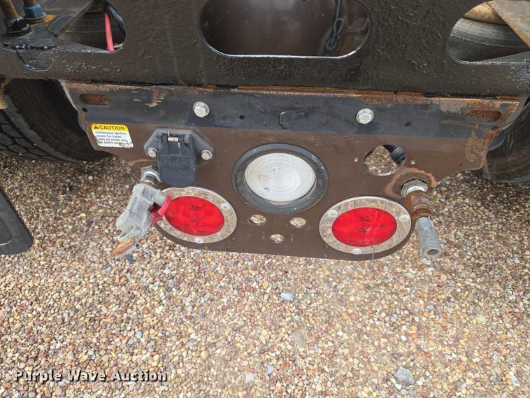 image for item ET5165 2015 Freightliner Cascadia semi truck