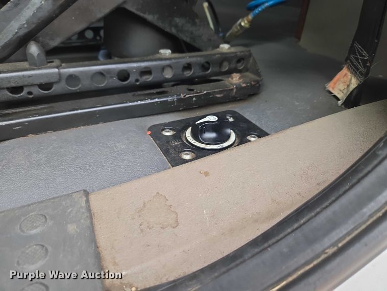 image for item ET5165 2015 Freightliner Cascadia semi truck