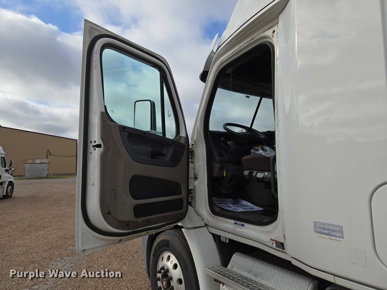 image for item ET5165 2015 Freightliner Cascadia semi truck