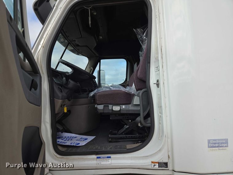 image for item ET5165 2015 Freightliner Cascadia semi truck