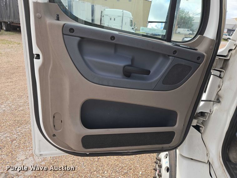 image for item ET5165 2015 Freightliner Cascadia semi truck