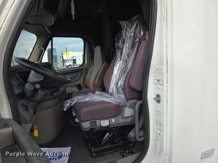 image for item ET5165 2015 Freightliner Cascadia semi truck