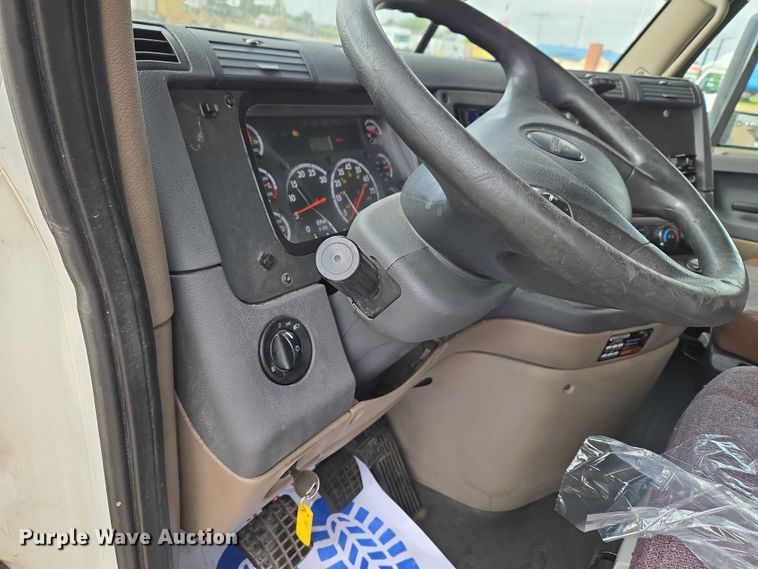 image for item ET5165 2015 Freightliner Cascadia semi truck