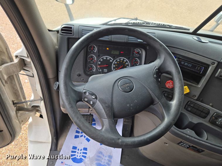 image for item ET5165 2015 Freightliner Cascadia semi truck