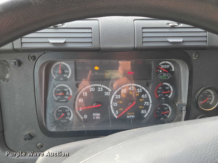 image for item ET5165 2015 Freightliner Cascadia semi truck