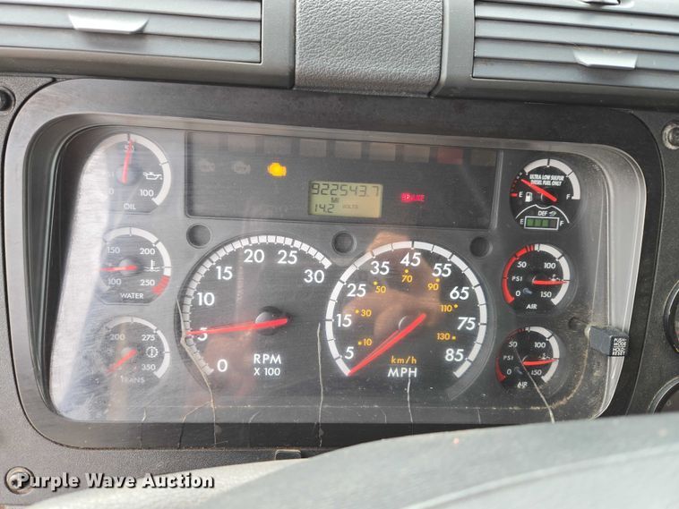 image for item ET5165 2015 Freightliner Cascadia semi truck