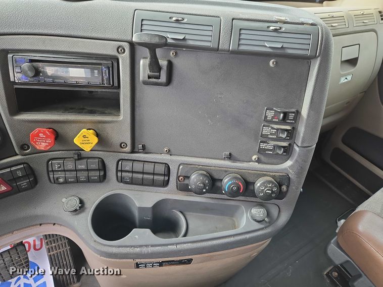 image for item ET5165 2015 Freightliner Cascadia semi truck