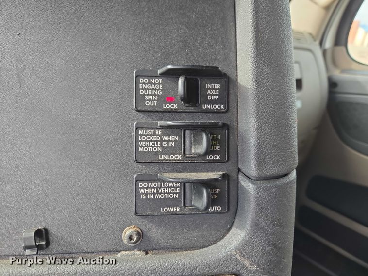 image for item ET5165 2015 Freightliner Cascadia semi truck