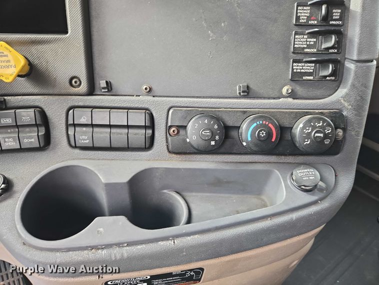 image for item ET5165 2015 Freightliner Cascadia semi truck