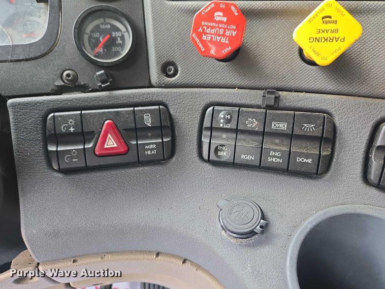 image for item ET5165 2015 Freightliner Cascadia semi truck