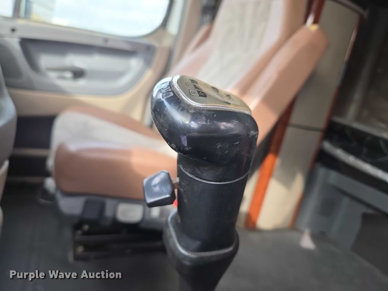 image for item ET5165 2015 Freightliner Cascadia semi truck