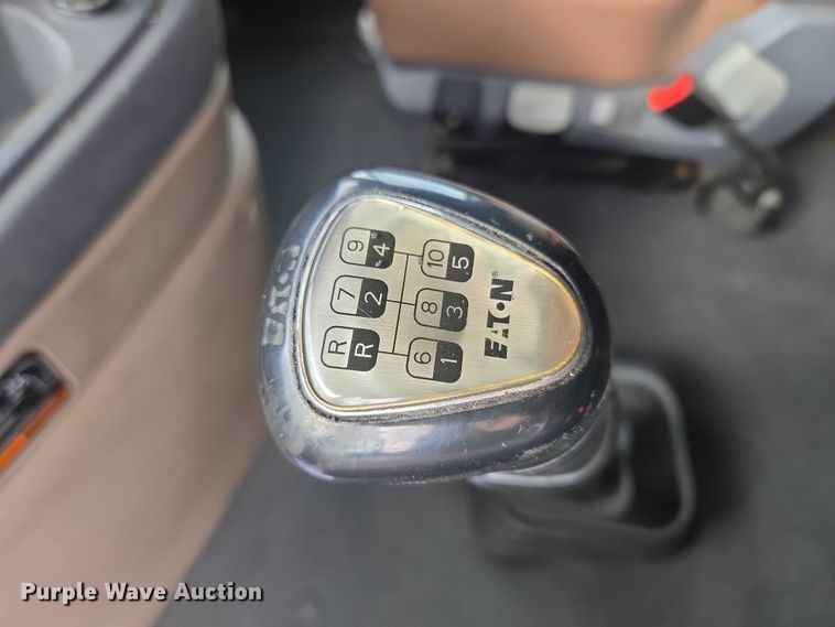 image for item ET5165 2015 Freightliner Cascadia semi truck